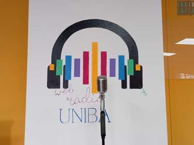 ... accanto a quello della radio stessa, rappresentato da un paio di grosse cuffie e una lunga onda sonora